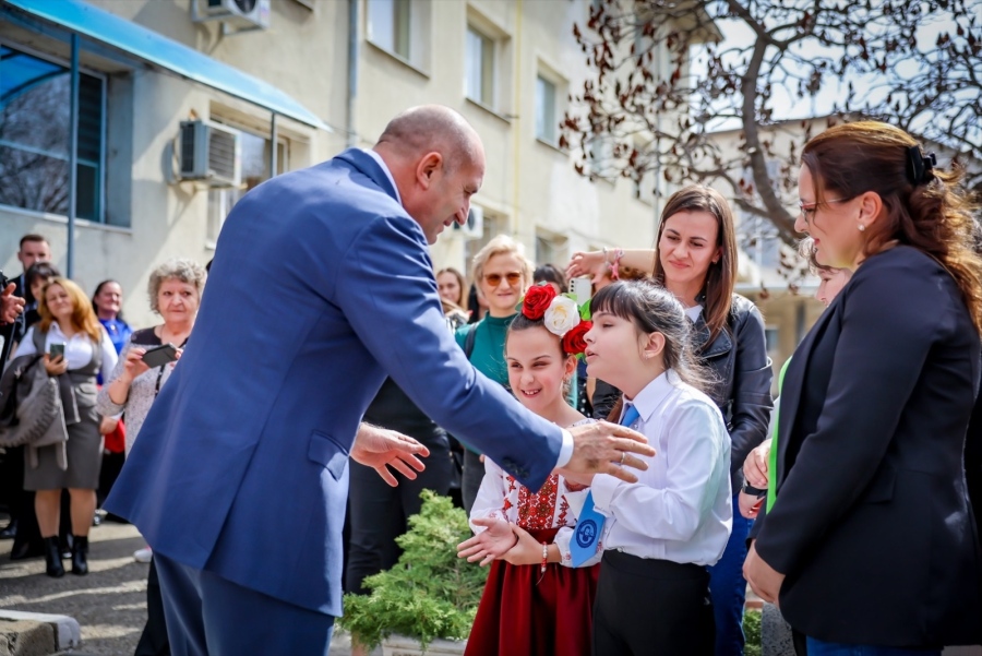 Президентът Радев и кметът Куленски посетиха новите терапевтични кабинети за деца в РЦПППО в Пазарджик