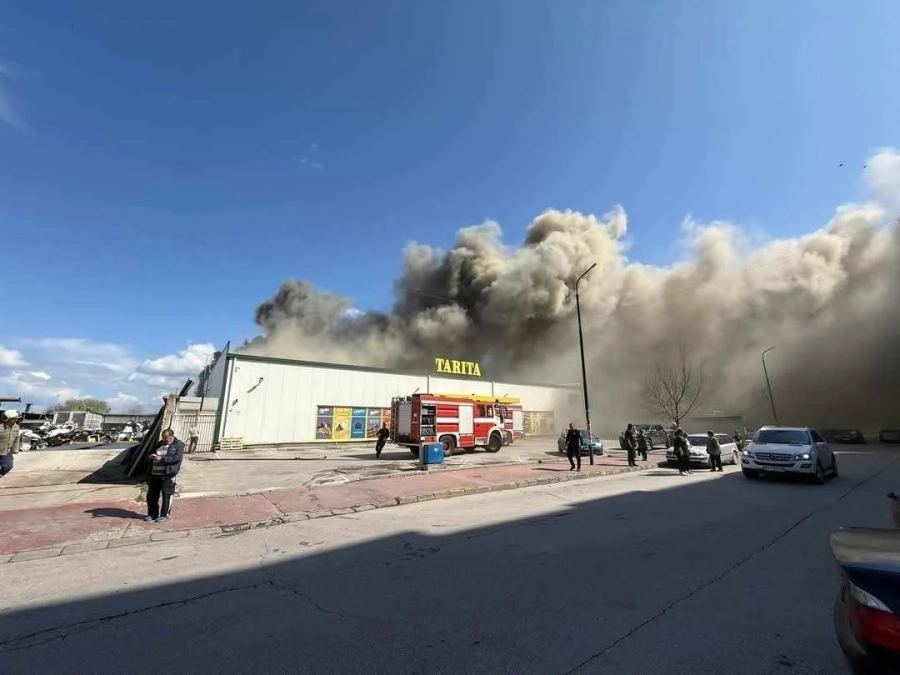 Пожар в магазин “Тарита“ в квартал “Запад“ в Пазарджик, хората са евакуирани