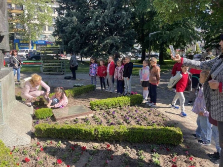 Цветя около паметника на св. св. Кирил и Методий засадиха първокласници от НУ “Васил Левски“