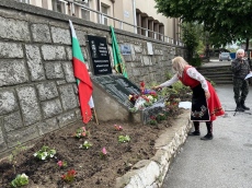 Откриха паметна плоча на революционера Гене Телийски в Церово, в присъствието на негови наследници