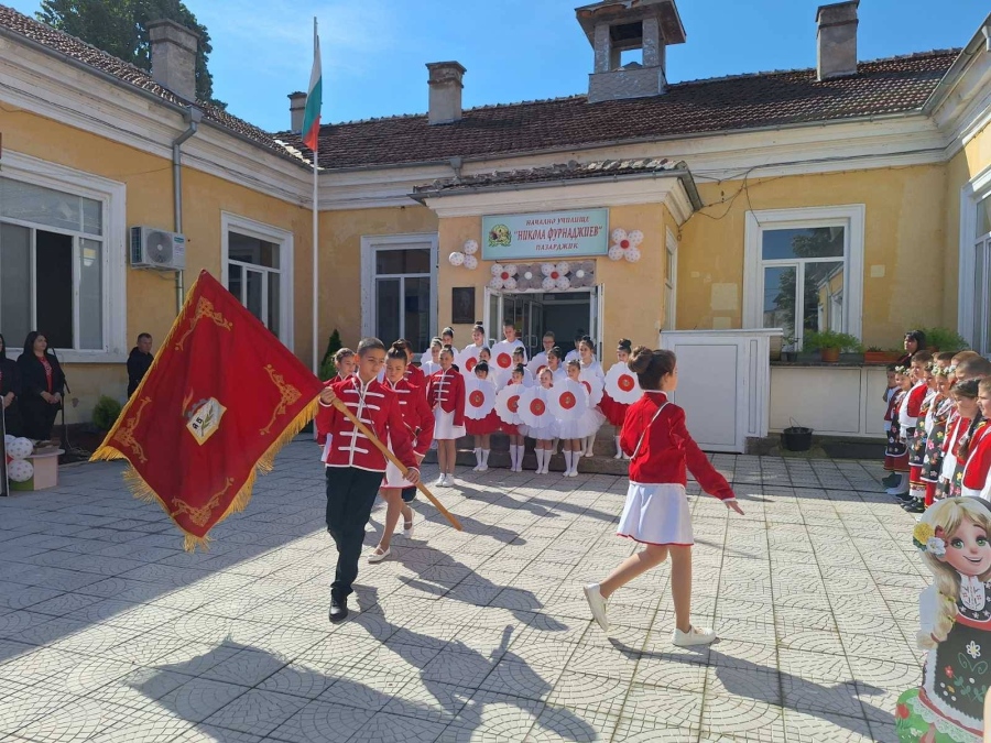 Красотата на празника ни може да се сравни с лириката на нашия патрон – тази седмица НУ „Никола Фурнаджиев“ празнува