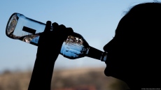 Задържаха магазинерка, продала 2 бутилки водка на 14-годишни момичета