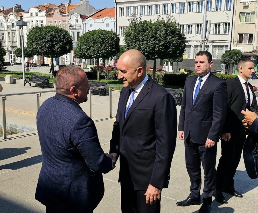 Президентът Румен Радев в Панагюрище - прие да е патрон на 150-годишнината от Априлската епопея