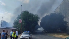 Всички екипи гасят пожара в “Запад“, апел към живущите да затворят прозорците и да сложат влажни маски