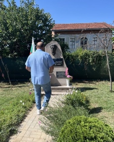И в Лесичово се поклониха пред паметта на Апостола (снимки)