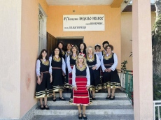 Учители в народни носии посрещнаха учениците