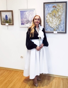 Изложба в Пещра: Златни и светещи картини са гордостта на Елена Манчорова