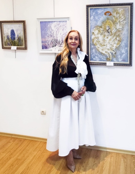 Изложба в Пещра: Златни и светещи картини са гордостта на Елена Манчорова