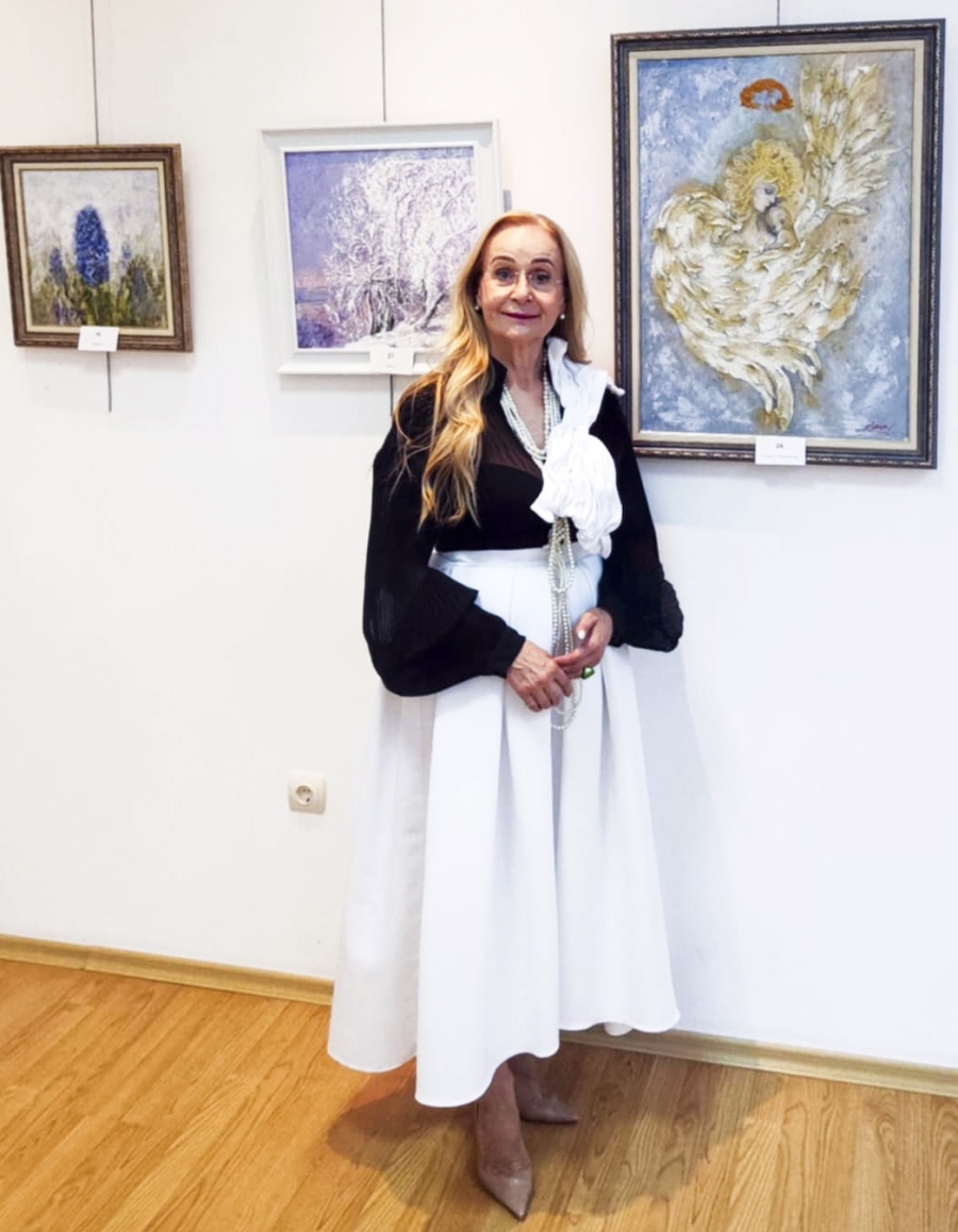 Изложба в Пещера: Златни и светещи картини са гордостта на Елена Манчорова