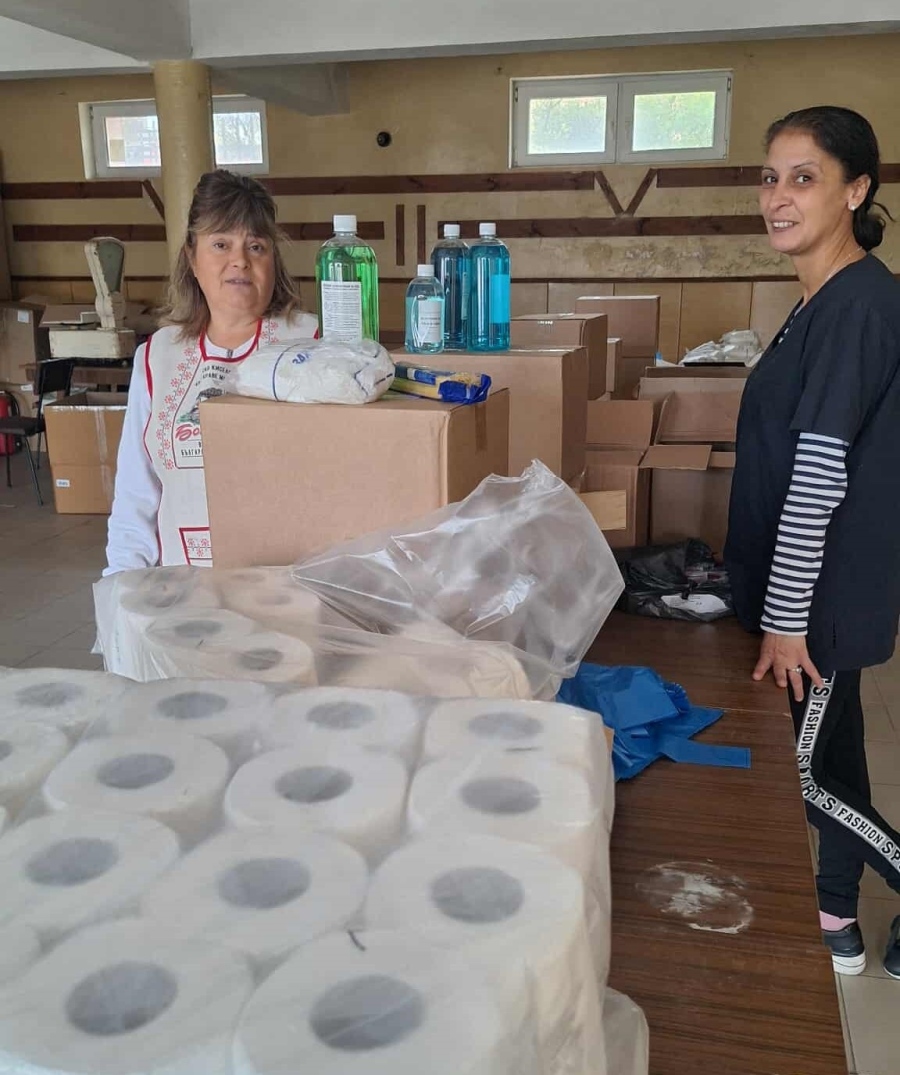 Близо 700 жители получиха храни от БЧК в Лесичово