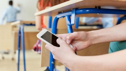 От януари забраняват мобилните телефони в училище?