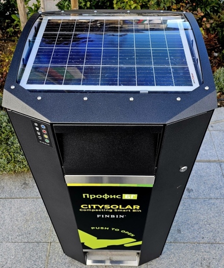 Два нови соларни смарт контейнера за смет CitySolar са монтирани в центъра на Панагюрище