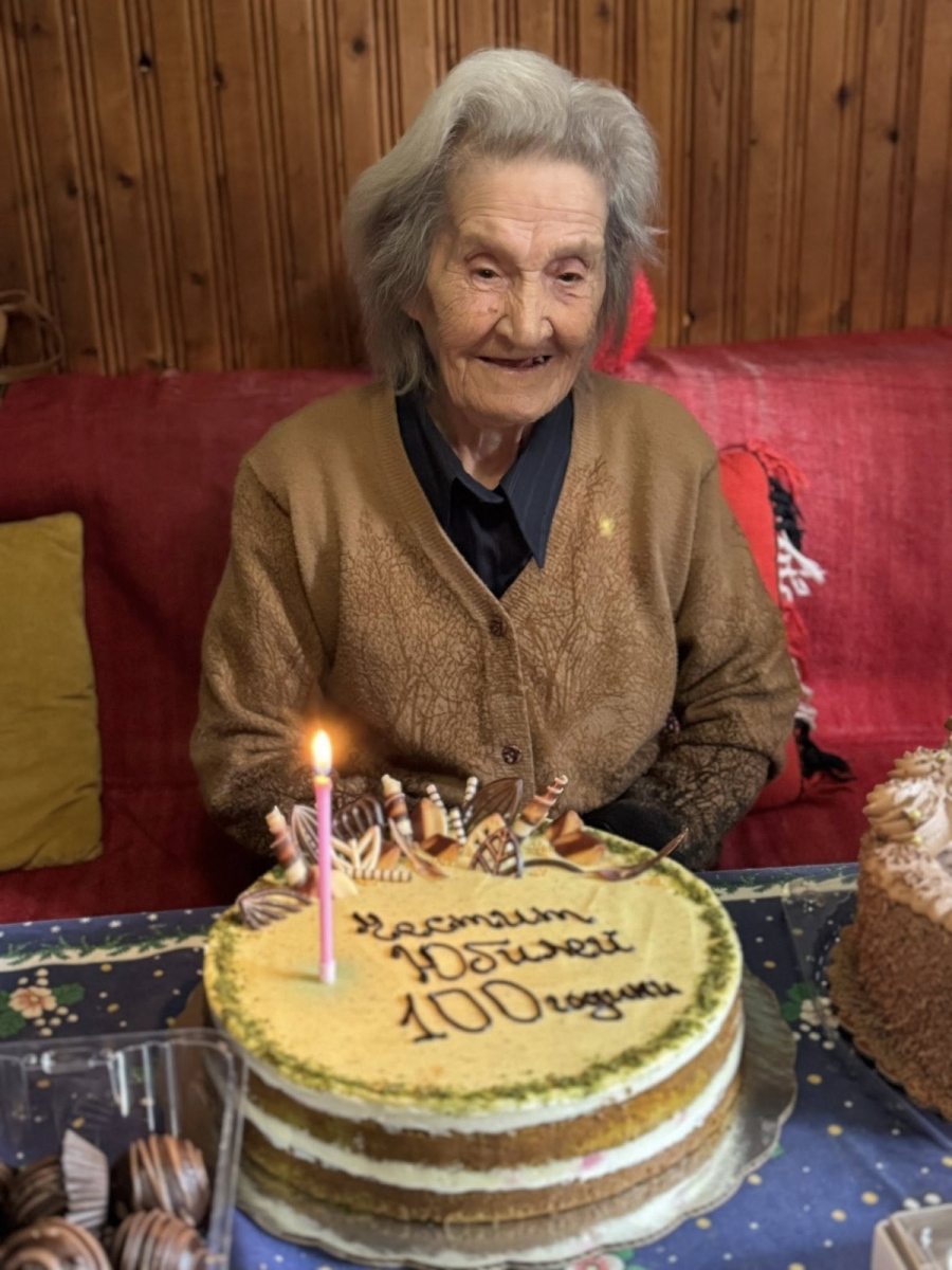 100 години, изпълнени с обич и мъдрост - днес баба Мара празнува