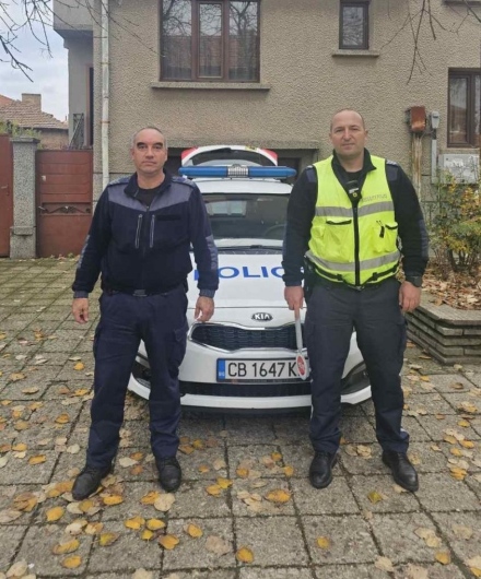 Със спукана гума и без резервна за смяна се оказали водач и спътниците му насред магистралата в ремонт