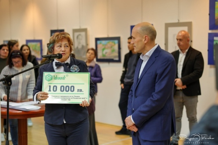 Читалище „Развитие - 1873“ получи чек за 10 000 лв. от даренията на пещерци и „Биовет“ АД