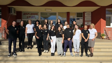 Учители и директор също облякоха униформи в Професионалната гимназия по икономика и мениджмънт в Пазарджик