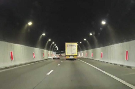 Шофьор шпори насрещно в скоростната лента на магистралата, в мъглата полицаи го гонят, но той не ги вижда...