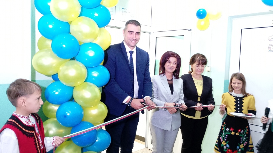 Нов STEM център и пет високотехнологични класни стаи бяха открити в НУ “Отец Паисий“ - Пазарджик /СНИМКИ/