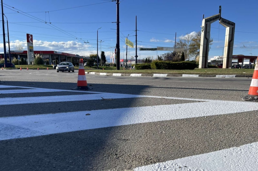 Днес започна полагането на нова маркировка на кръговото при паметника на пазителите на Пазарджик св. св. Константин и Елена