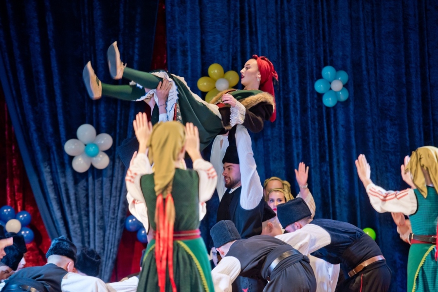 В Септември събраха 16 200 за близнаците Мите и Мони - и отец Йордан се включи с китарата в концерта под егидата на кмета и настоятелството