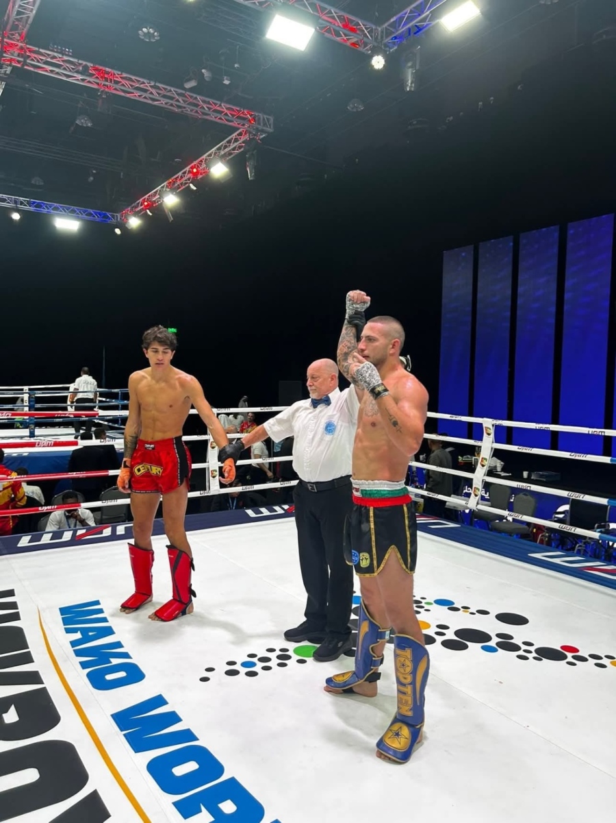 На световното в Абу Даби кикбоксьорите от Пазарджик с убедителни победи, залата ги поздрави /ВИДЕО/