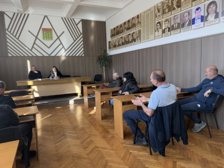 В Ракитово: Дървопреработвател искат защита на местния бизнес на среща с кмета Георги Холянов и народния представител Дафинка Семерджиева