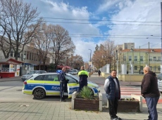 Жена е със счупена ръка, блъсната е на пешеходна пътека в центъра