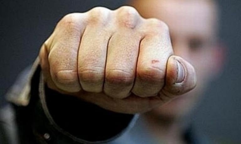 В скандал 17-годишен чупи челюстта и носа на 51-годишен в Динката