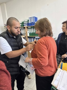 В Деня за борба със СПИН-а ученици закичаха червени панделки на кмета и общинската администрация в Септември