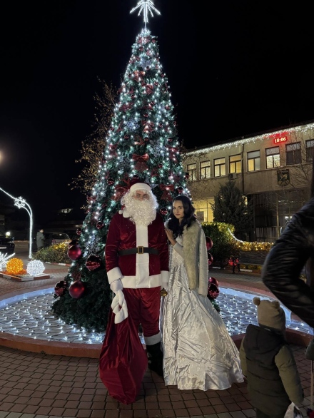 Стрелча даде началото на коледните празници със запалването на светлините на елхата