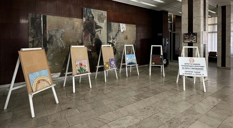 Днес откриха изложба на хора с увреждания от сдружение “Бъдеще“ в Пазарджик