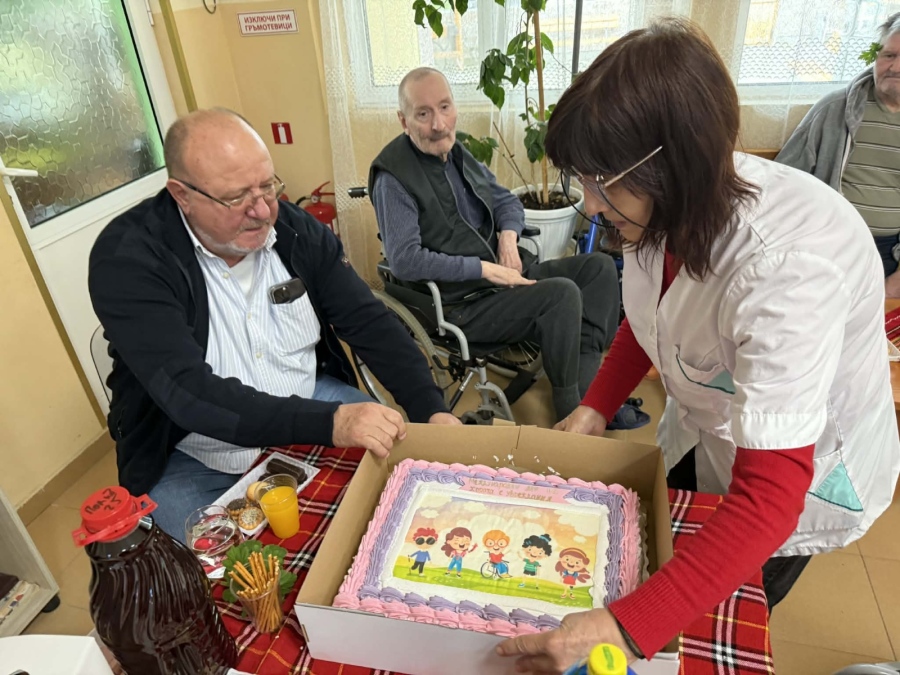 Кметът и зам.-кметът на Лесичово изненадаха с торта обитателите на Дома в Щърково послучай Международния ден на хората с увреждания