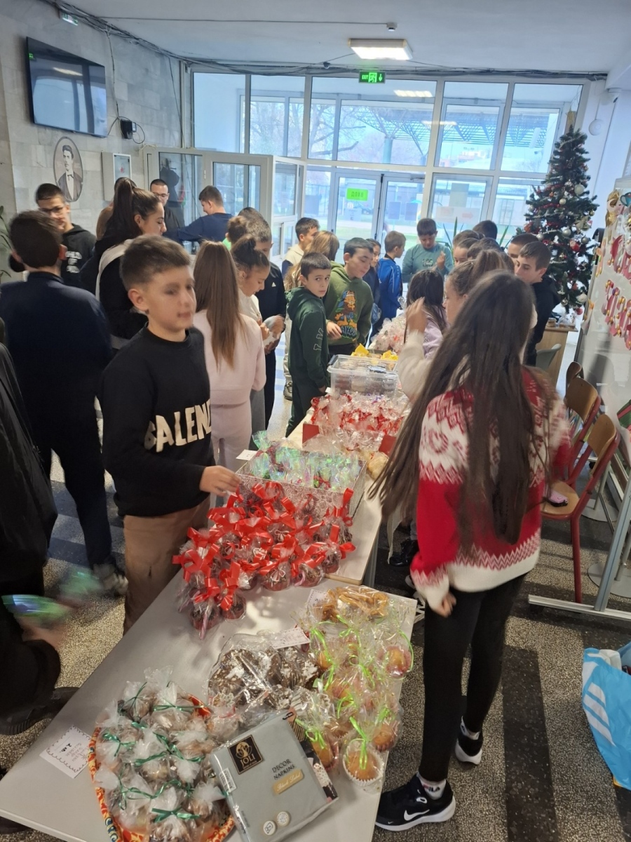 В Спортното училище отвориха Коледен базар в подкрепа на “Българската коледа“