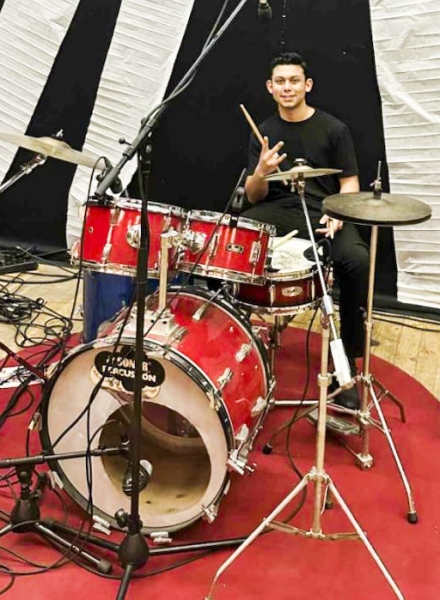 Етиен Леви обеща на млад барабанист среща със Стунджи