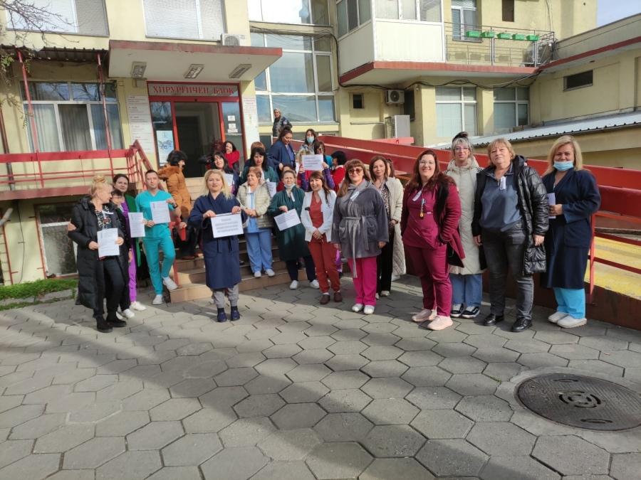 И в Пазарджик здравни специалисти протестираха – и ефективно, и символично