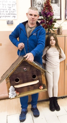 Коледна къщичка получиха птиците в школски двор от сърцати деца и родители