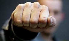 Четирима мъже са задържани за побои - двама избили зъбите на свой съселянин пред казино, а баща и син били свой съсед