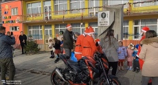 Кметът на Батак и група мотористи, облечени като Дядо Коледа, раздаваха днес подаръци