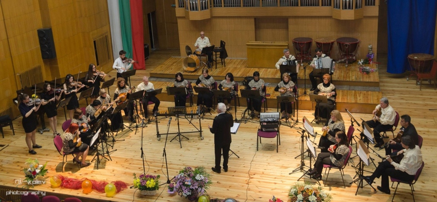 Мандолини огласят коледно зала „Маестро Георги Атанасов“ в Пазарджик