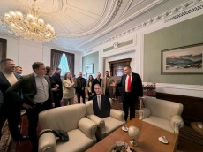 Пеевски посрещна група млади хора в \