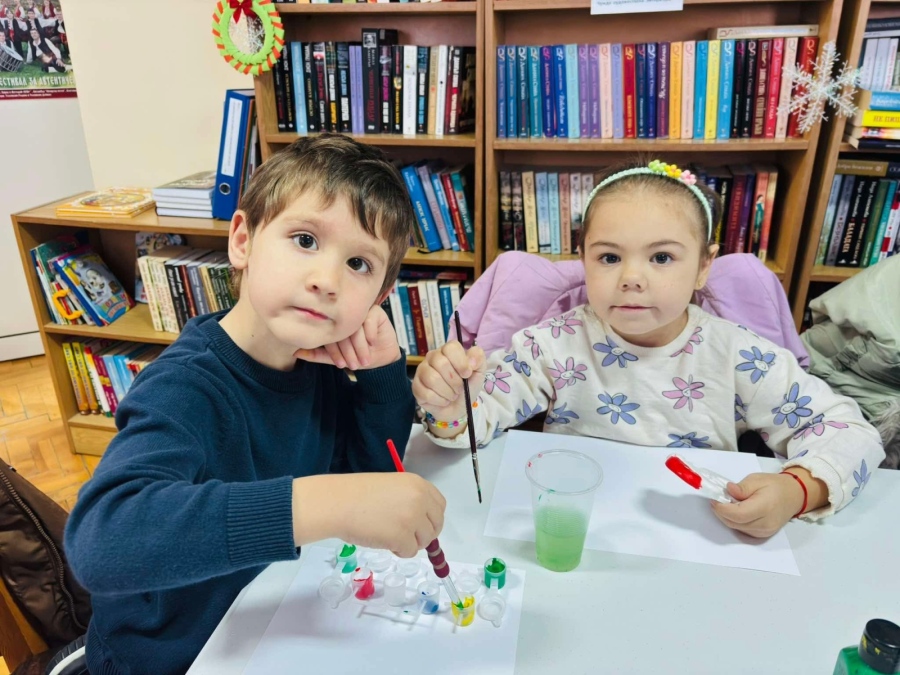 Ученици и родители правиха картички и оцветяваха гипсови фигурки за Коледа в Попинци