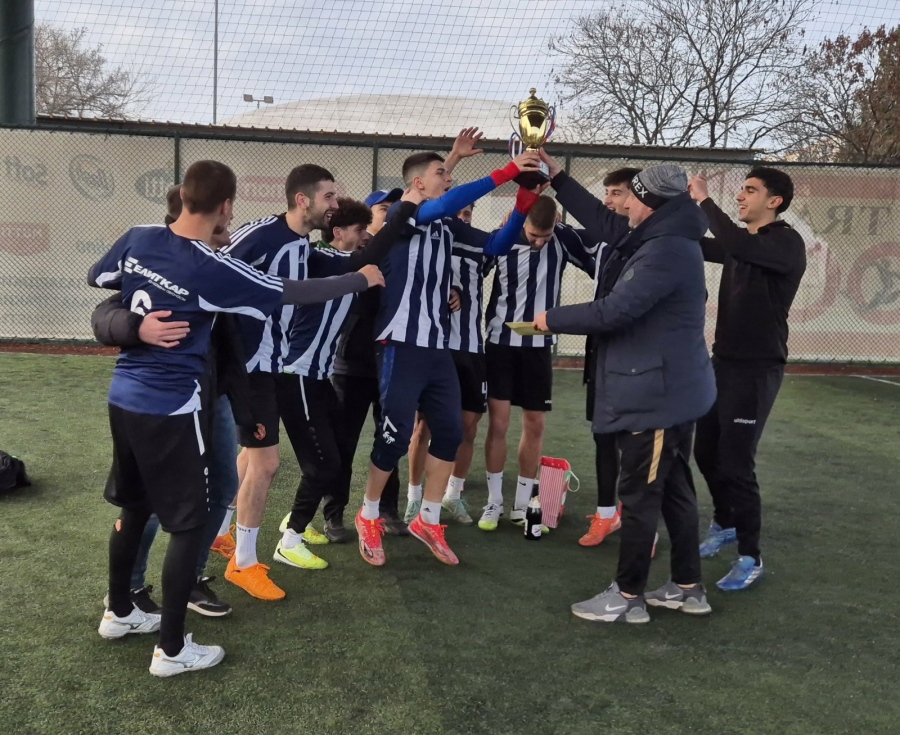 Завърши 26-я коледен турнир по мини футбол в Пазарджик, призьорите дариха отборните си премии за Митко