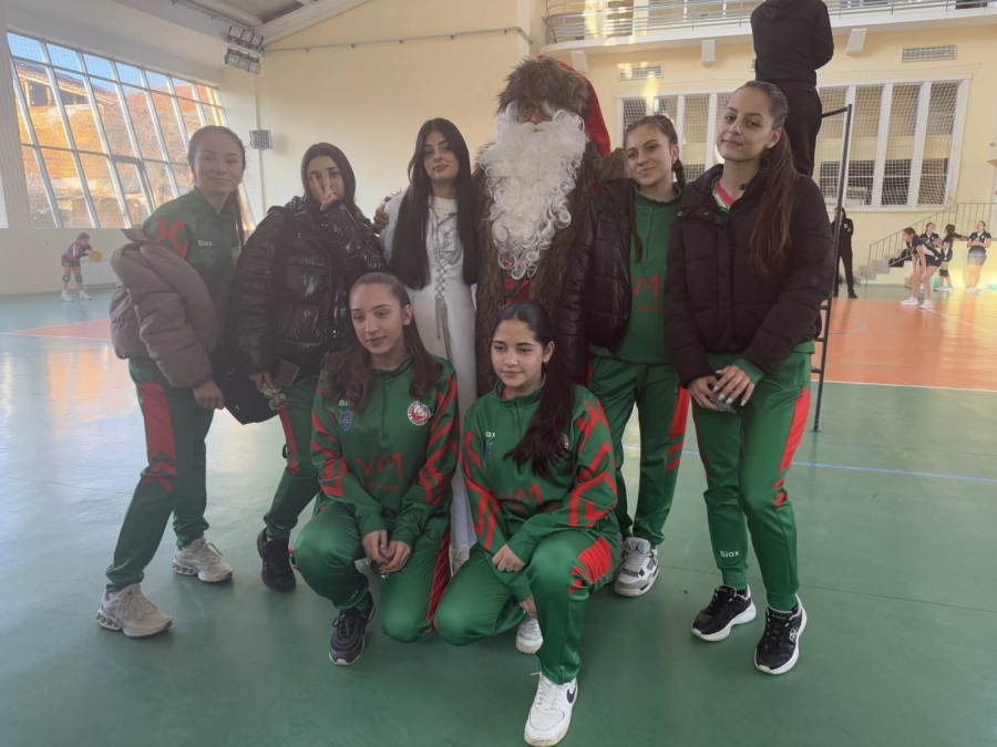 Дядо Коледа лично посети коледния волейболен турнир в Костандово