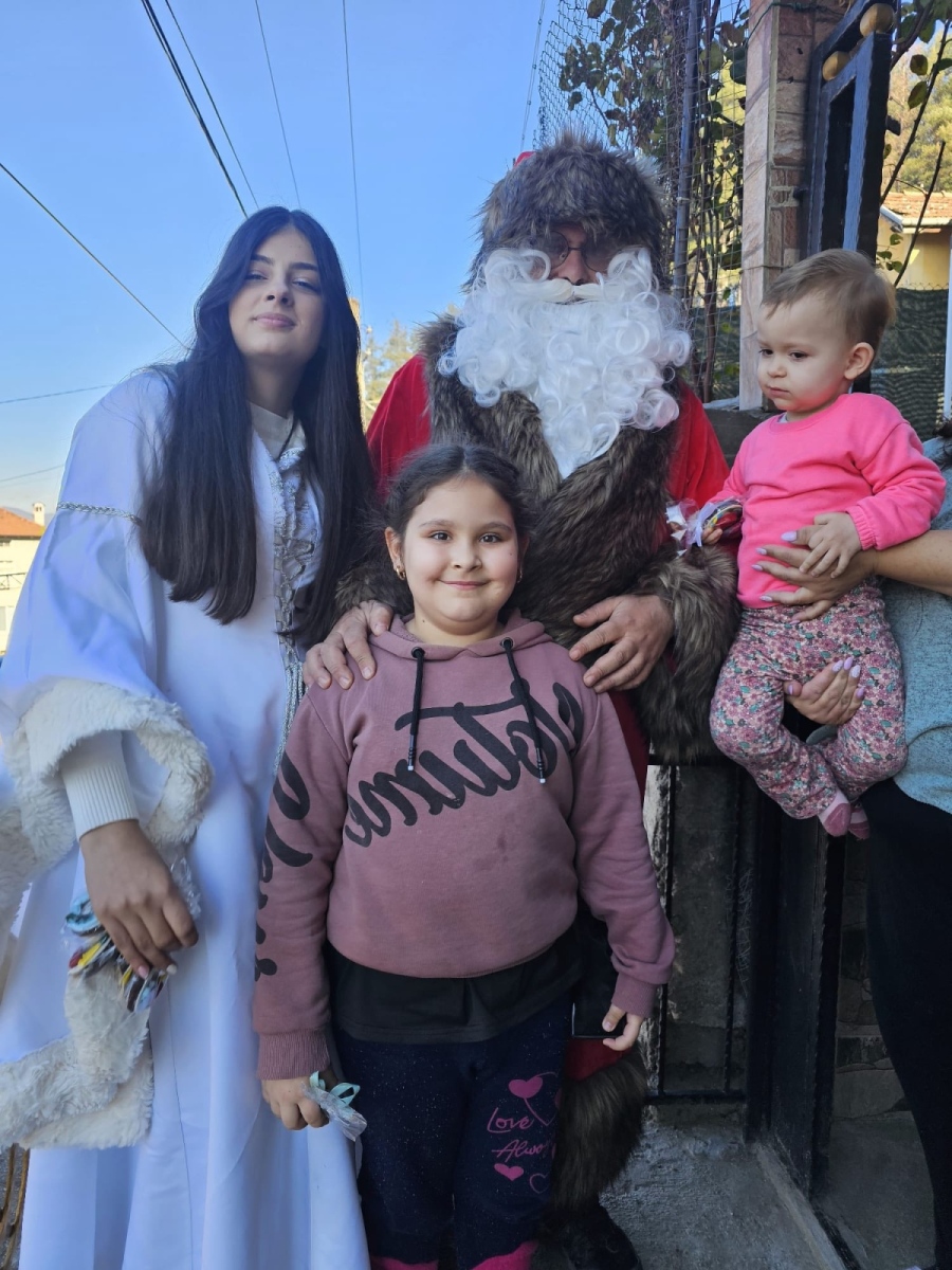 Дядо Коледа и Снежанка обиколиха цяла община, за да раздават лично подаръци