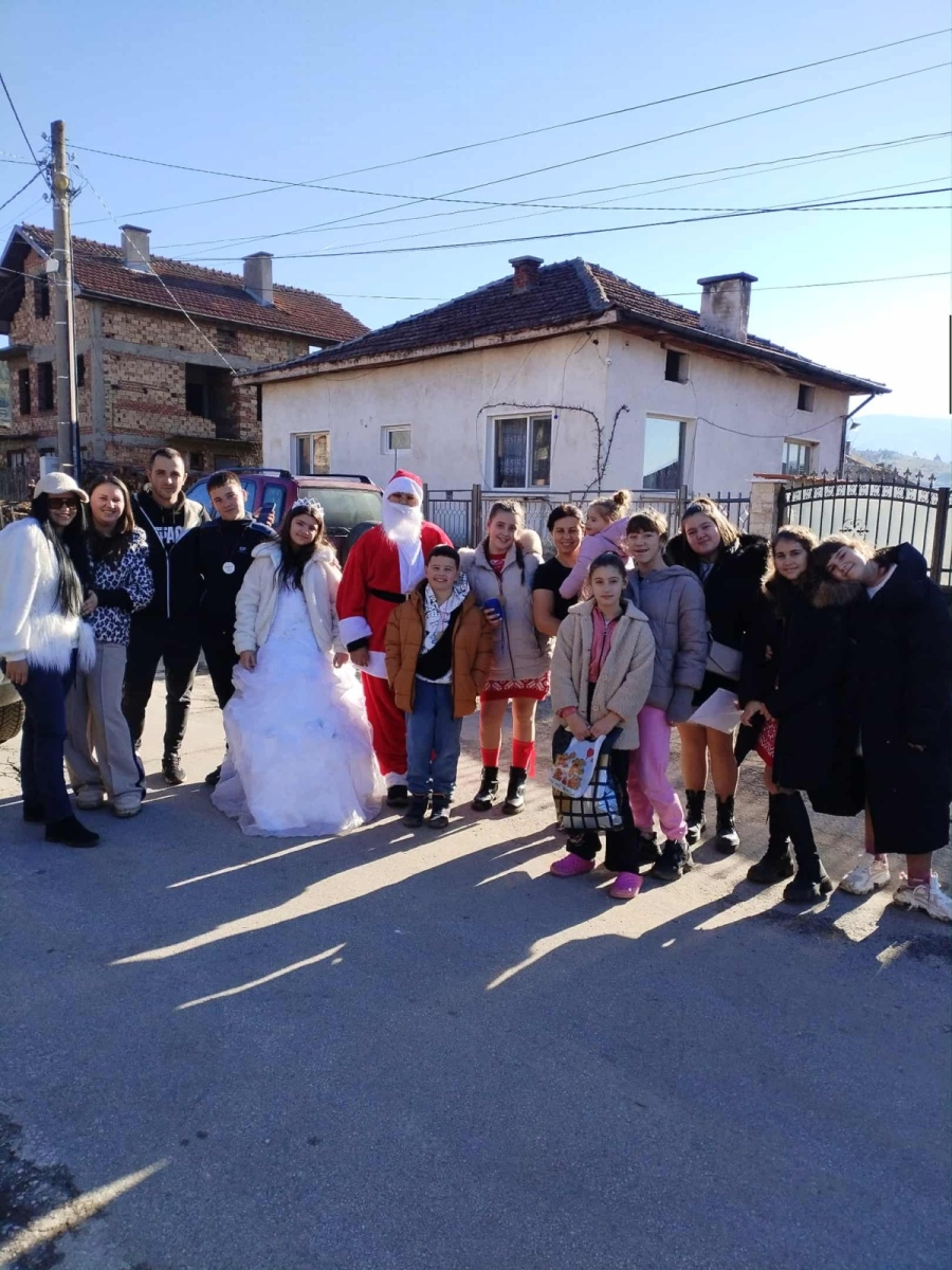 Децата от доброволческата група „Доброто е тук“ раздаваха подаръци на свои връстници в Костандово