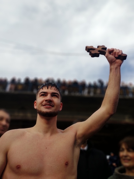 Кандидат-пилот извади кръста в Пазарджик /СНИМКИ, актуализирано/