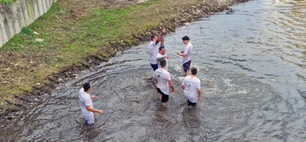В Пещера 22-годишният Васил хвана кръста на Богоявление