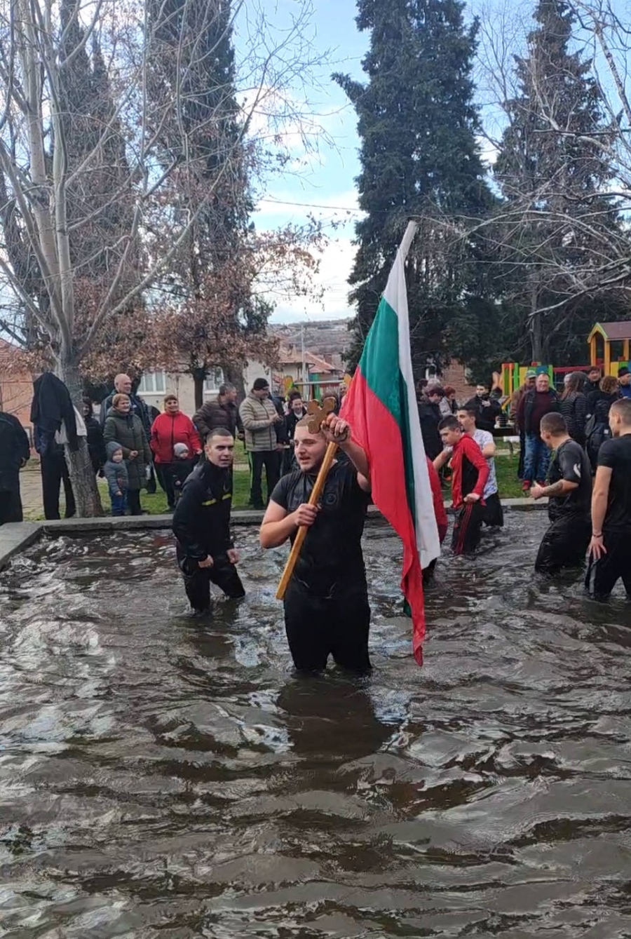 Боян Чавдаров извади светия кръст във Ветрен