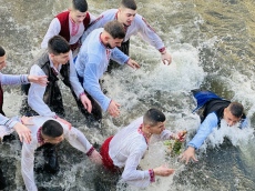 Панагюрци пяха химна на Йордановден, Илиан Пиронков бе най-бърз при изваждането на кръста