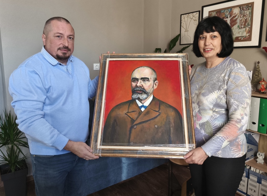 Кметът на Панагюрище подари портрет на Петър Карапетров на читалище „Виделина-1865“ за 160-ия му юбилей